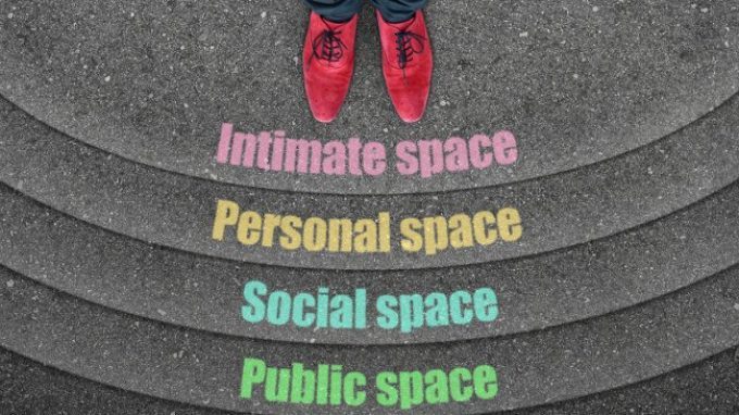 Il tono delle interazioni sociali influenza il nostro spazio interpersonale