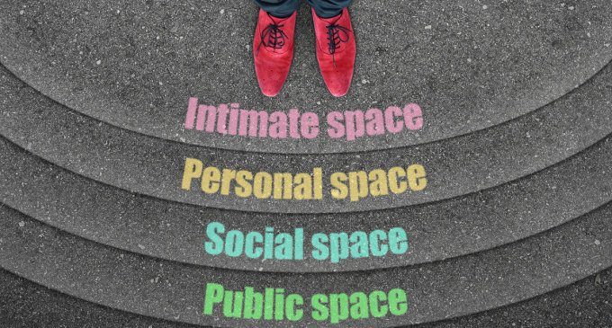 Spazio interpersonale: come regoliamo la distanza tra noi e gli altri