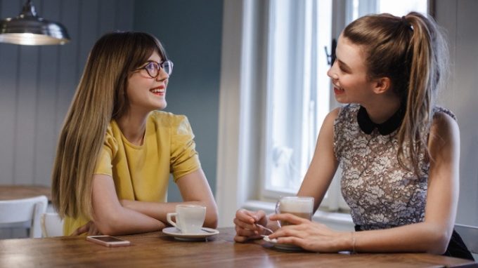 Felicità e chiacchiere: parlare con gli altri ci fa bene