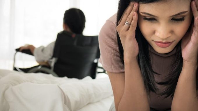 Perdita ambigua, perdere un caro pur avendolo vicino: il dolore dei famigliari di persone con demenza