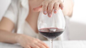 Alcol: caratteristiche e conseguenze dell'alcolismo nelle donne - Psicologia