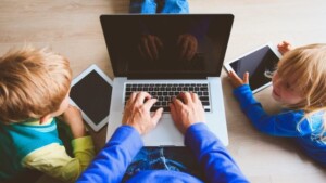 Genitori e tecnologia: come vengono gestite le attività online dei propri figli
