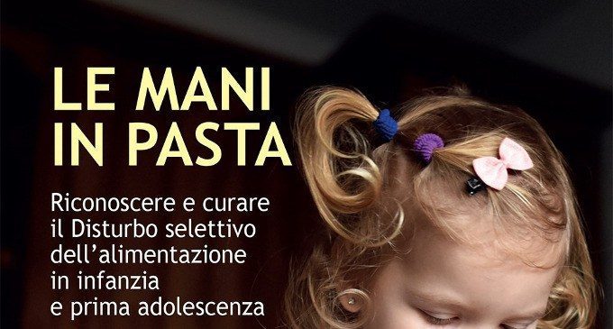Le mani in pasta. Riconoscere e curare il disturbo selettivo dell’alimentazione in infanzia e prima adolescenza (2018) – Recensione del libro