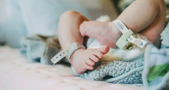 Bambini prematuri: i benefici della terapia precoce a base di caffeina