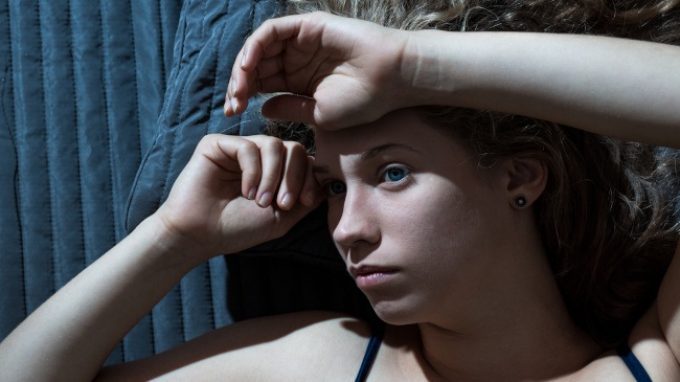 Esiste un legame tra attaccamento insicuro e finzione dell’orgasmo?