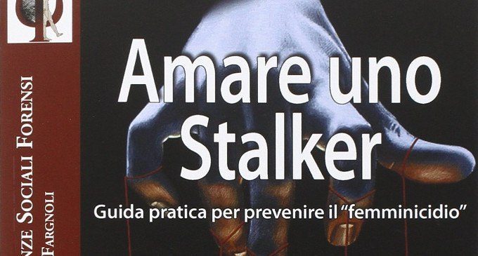 Amare uno stalker (2015): vittime e stalker manipolatori, prede e predatori – Recensione del libro