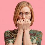Timidezza: caratteristiche e differenze con introversione e fobia sociale