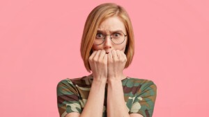 Timidezza: caratteristiche e differenze con introversione e fobia sociale