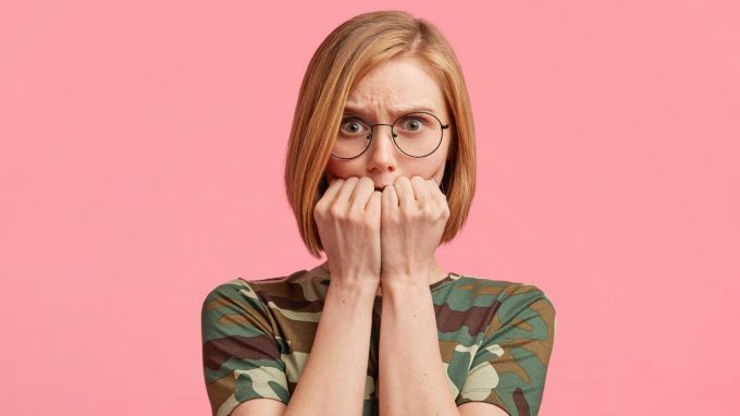 Timidezza: caratteristiche, differenze con la fobia sociale e strategie per diventare dei “timidi di successo”