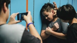 Violenza e Social Network: la condivisione di video dai contenuti violenti