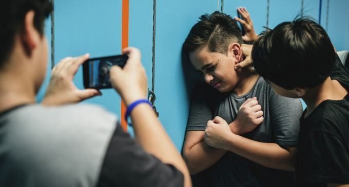La violenza: un trofeo da esibire su telefonini e social network?