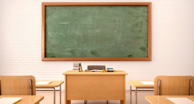 Un’insegnante viene umiliata in classe dagli studenti perché mentalmente sofferente