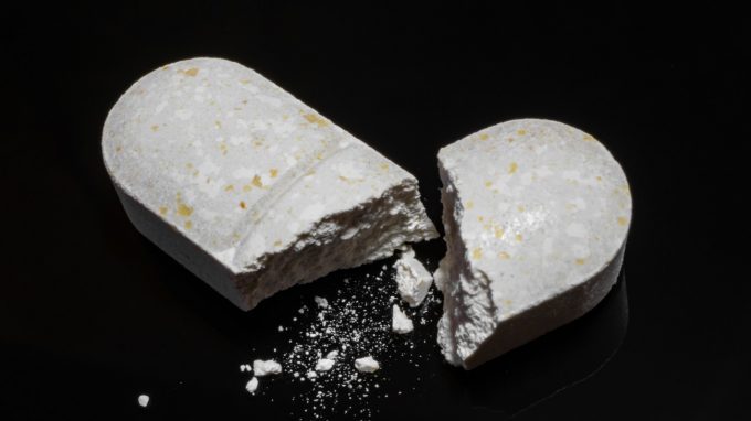 Morti per overdose e il legame tra diverse condizioni socioeconomiche