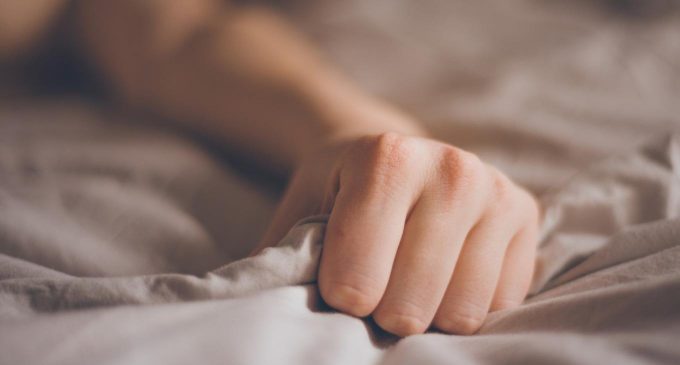 Fingere l’orgasmo: un nuovo studio indaga le motivazioni che spingono le donne a fingere (o a smettere di farlo)