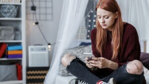 Dipendenza da smartphone effetti sulla salute mentale negli adolescenti