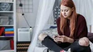 Dipendenza da smartphone effetti sulla salute mentale negli adolescenti
