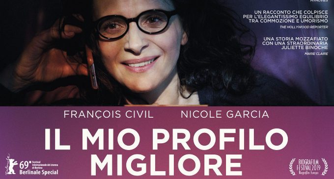 Il mio profilo migliore (2019) la bellezza che sfiorisce, il timore della solitudine e il ricorso a un alter ego social – Recensione del film