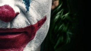 Joker: dietro alla psicopatologia, il riflesso di una società ipocrita e violenta
