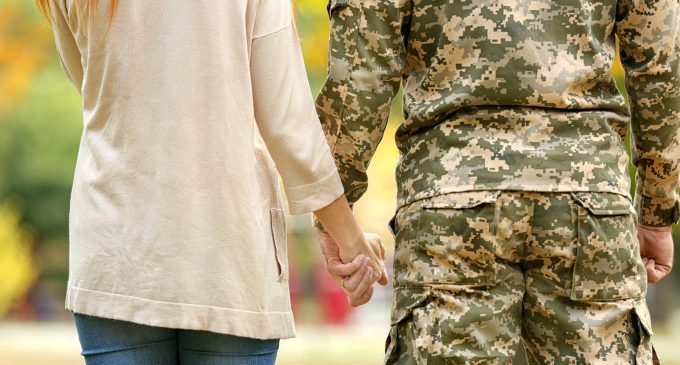 Le partner dei militari sarebbero più soggette a sviluppare depressione e binge drinking