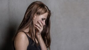 Suicidio in adolescenza e legame con il comportamento sessuale precoce
