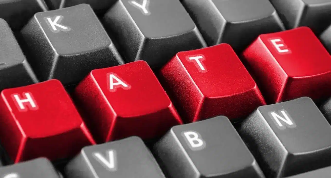 Cyber-razzismo: diffusione online e conseguenze dell'hate speech