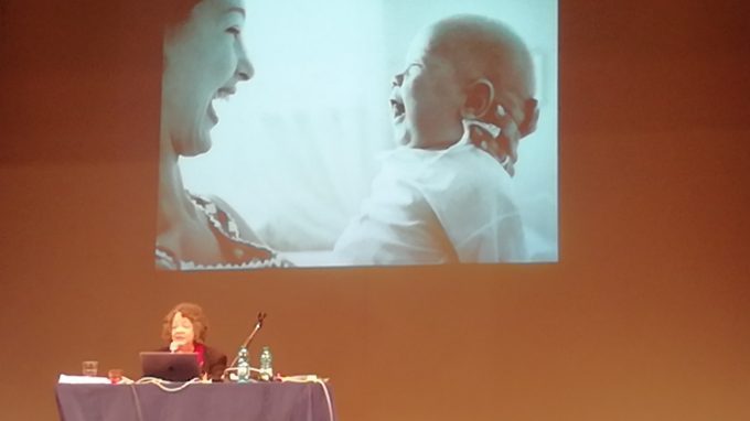 Attaccamento traumatico e co-regolazione: la neurobiologia della relazione – Report dal workshop con Janina Fisher
