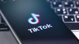 TikTok di cosa si tratta e perche e diventato virale tra gli adolescenti