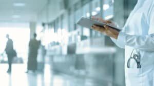 Pesonale sanitario: ridurre il distacco per un rapporto umano coi pazienti