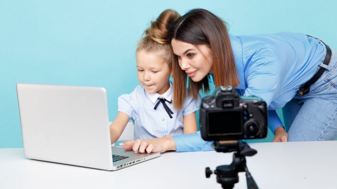 La moda dei baby influencers: bambini icone di stile tra like e follower – Psicologia Digitale