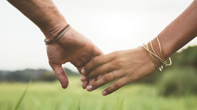 La carezza come unità di riconoscimento umano: meglio mal accompagnati che soli?