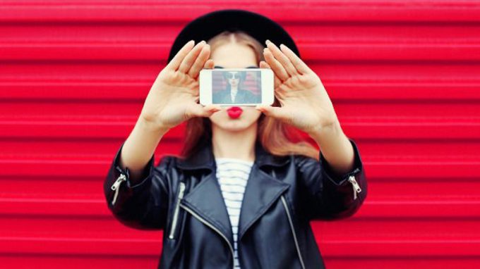 Più selfie condividi su instagram più sei felice?