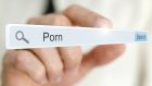 La pornografia influenza il nostro benessere psicologico e la nostra soddisfazione sessuale?