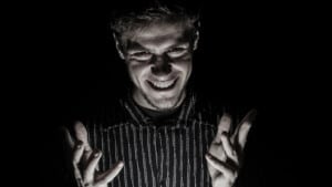 Disregolazione emotiva: il ruolo nella relazione tra psicopatia e aggressività