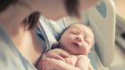 Divenire anche mamma – Moms, una nuova serie su maternità e genitorialità