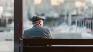 Solitudine degli anziani e isolamento sociale le implicazioni psicologiche