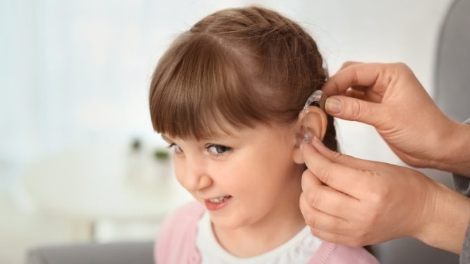 L’importanza della precocità nell’impianto cocleare: evidenze dei benefici cognitivi e per lo sviluppo del linguaggio