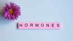 Variazioni ormonali: effetti di contraccettivi e ciclo mestruale nella donna