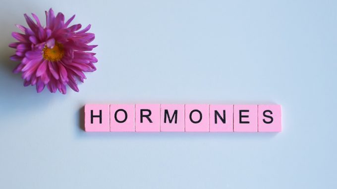 Il peso delle variazioni ormonali nell’attrazione della donna