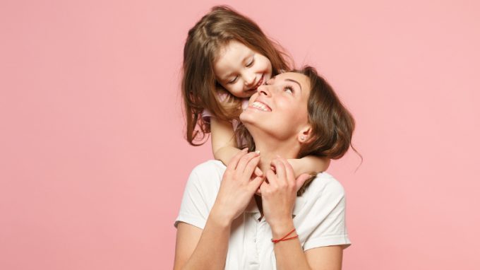 Chi coccola la mamma? – Moms, una rubrica su maternità e genitorialità