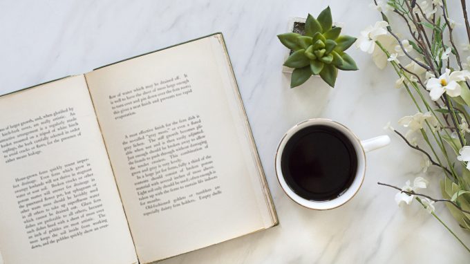 Finché il caffè è caldo – Il passato, il presente e le seconde possibilità, dalla letteratura alla psicoterapia