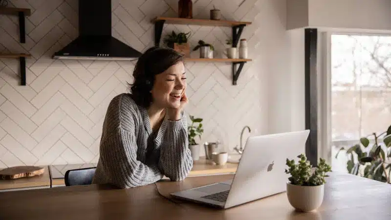 Video call: perché guardiamo più noi stessi che gli altri - Psicologia Digitale