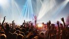 Concerti che danno alla testa! Musica live e registrata fanno muovere il nostro corpo in modi differenti?