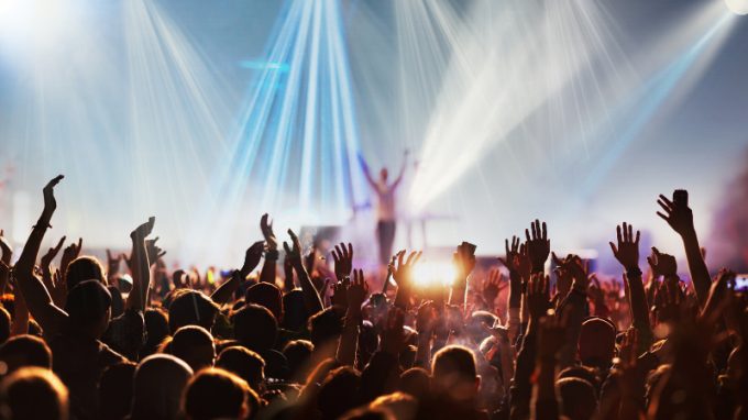 Concerti che danno alla testa! Musica live e registrata fanno muovere il nostro corpo in modi differenti?
