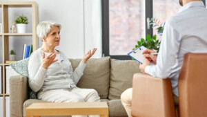 Anziani con ansia o depressione: trattamenti ed efficacia della psicoterapia