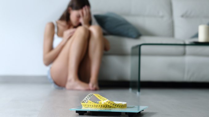 Confronto tra il trattamento dei disturbi alimentari in adulti e adolescenti: Enhanced Cognitive Behavioural Therapy paragonata ad altre terapie