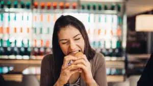 Binge eating e addiction: similitudini, differenze e trattamento