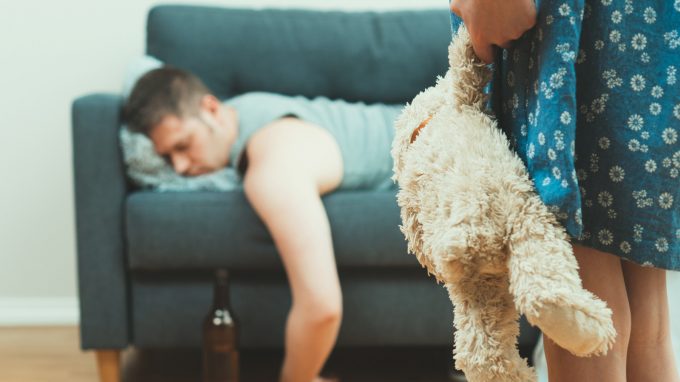 I danni dell’alcol sugli altri: l’importanza di un intervento sui figli di genitori che abusano di alcol