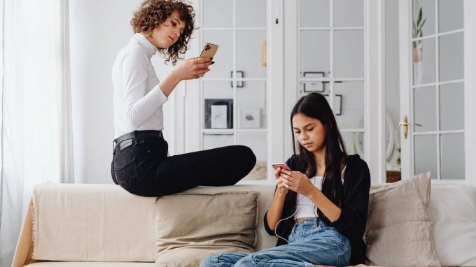 Il lato oscuro dei social media: FOMO, stalking, competizione e affaticamento