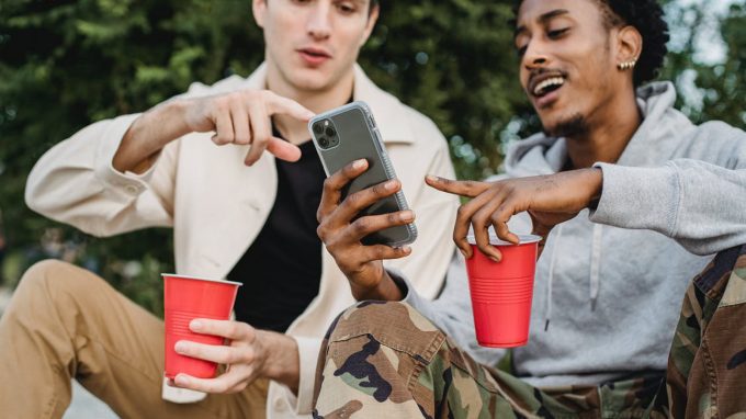 Il ruolo di internet e dei social media nell’esplorazione della sessualità tra gli adolescenti