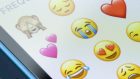 Come emoji e emoticon differiscono dai volti nell’esprimere emozioni
